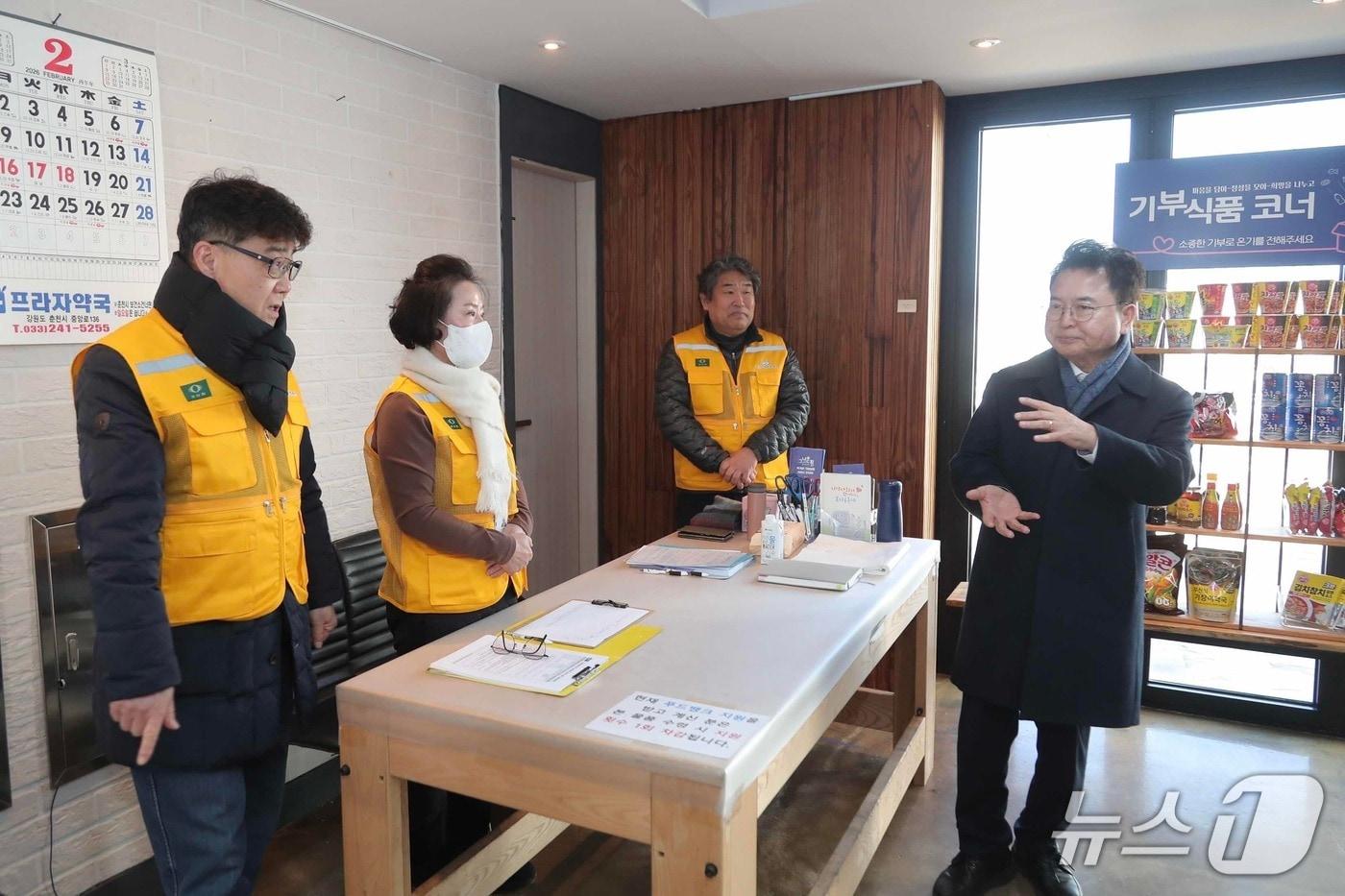 본문 이미지 - 육동한 춘천시장 9일 교동 도시재생공유공간에 마련된 ‘그냥드림’ 시범사업 현장을 찾아 현장 안착 여부를 점검하고 관계들과 이야기를 나누고 있다.(춘천시 제공, 재판매 및 DB금지)