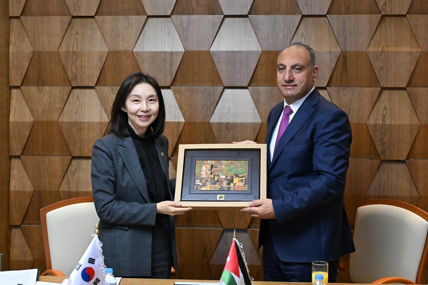 본문 이미지 - 최호정(왼쪽) 서울시의장과 암만시장이 공식 면담 후 기념사진을 촬영하고 있다.(서울시의회 제공)