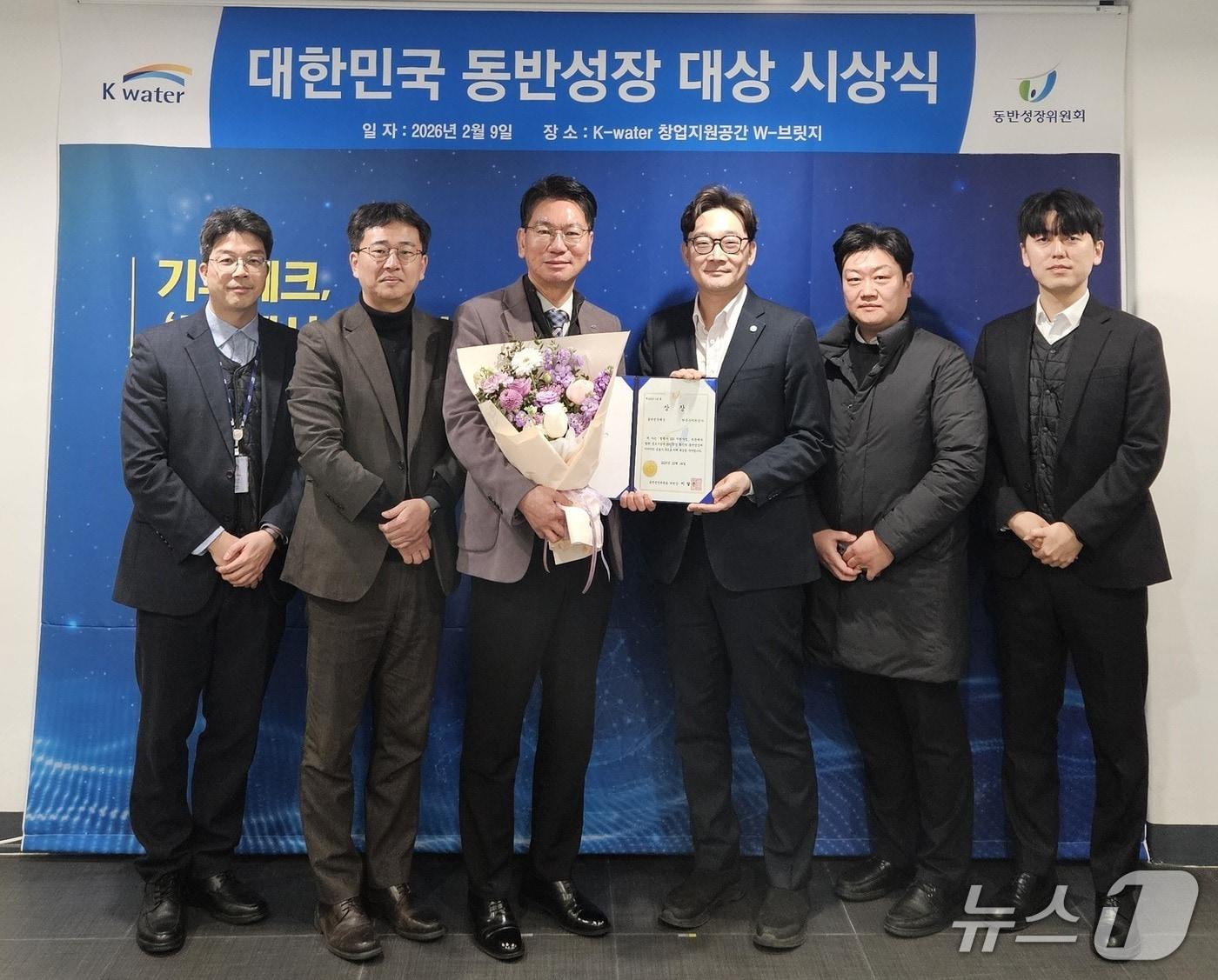 본문 이미지 - 왼쪽 세 번째가 이영우 한국수자원공사 기후테크혁신처장(한국수자원공사 제공.재판매 및 DB금지)/뉴스1