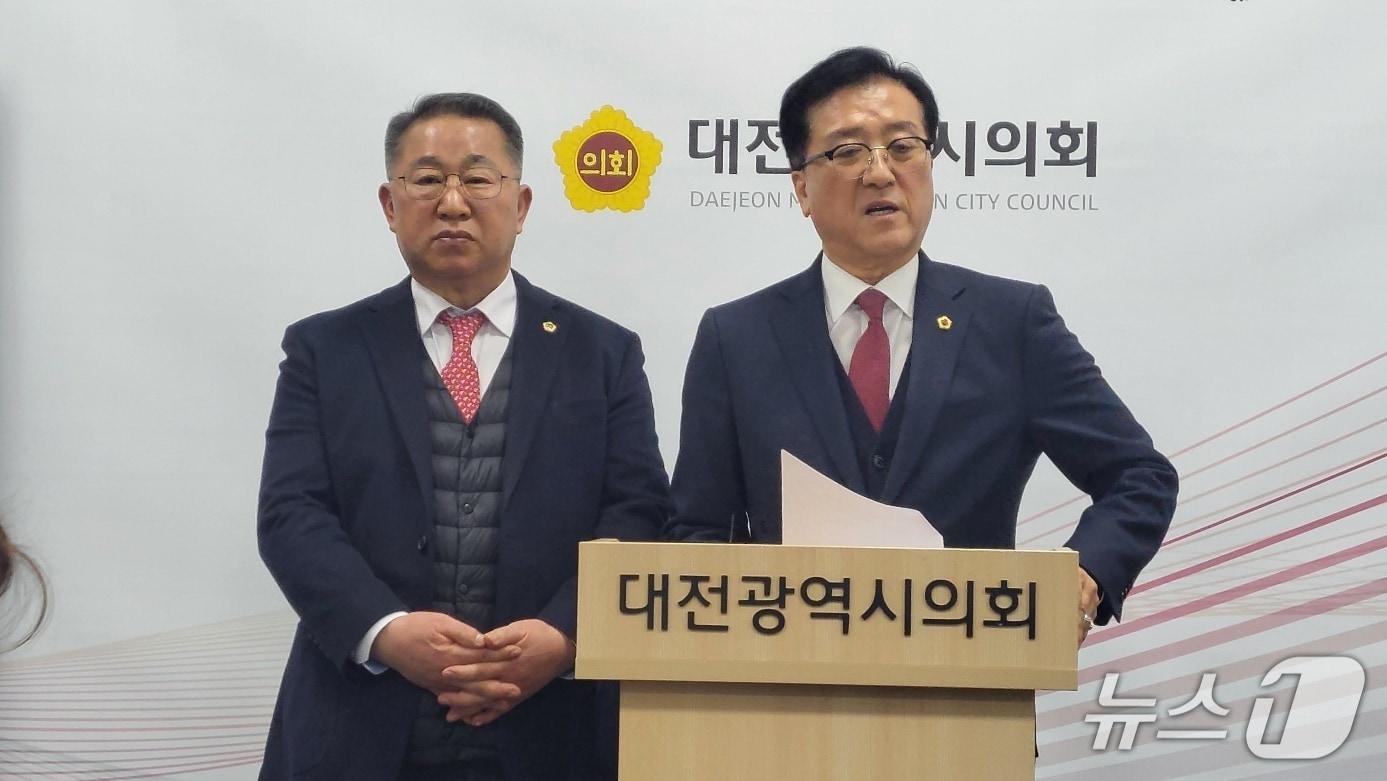 본문 이미지 - 조원휘 대전시의장이 9일 오후 시의회 기자실에서 이한영 운영위원장과 293회 임시회의 적법성에 대해 설명하고 있다. 박종명 기자 / 뉴스1