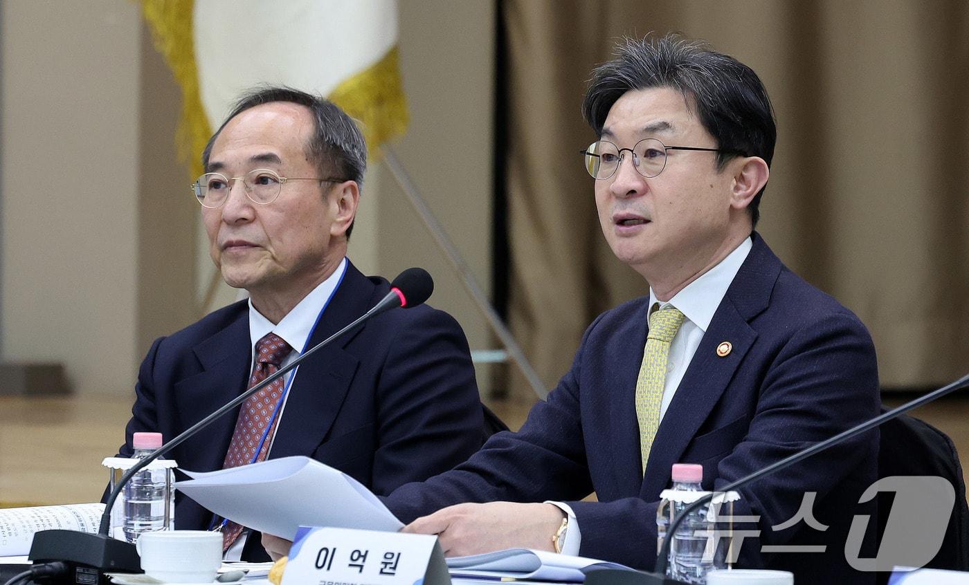 본문 이미지 - 이억원 금융위원장이 9일 서울 중구 예금보험공사 대강당에서 열린 2026년 금융발전심의회 전체회의에서 모두 발언을 하고 있다. 왼쪽은 신진영 금융발전심의회 위원장. 2026.2.9 ⓒ 뉴스1 박지혜 기자