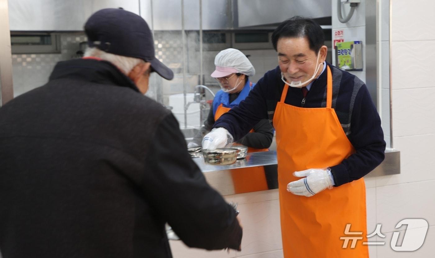 본문 이미지 - 송기섭 진천군수가 9일 퇴임에 앞서 복지시설을 찾아 급식 봉사를 하고 있다.(진천군 제공, 재판매 및 DB금지)/뉴스1