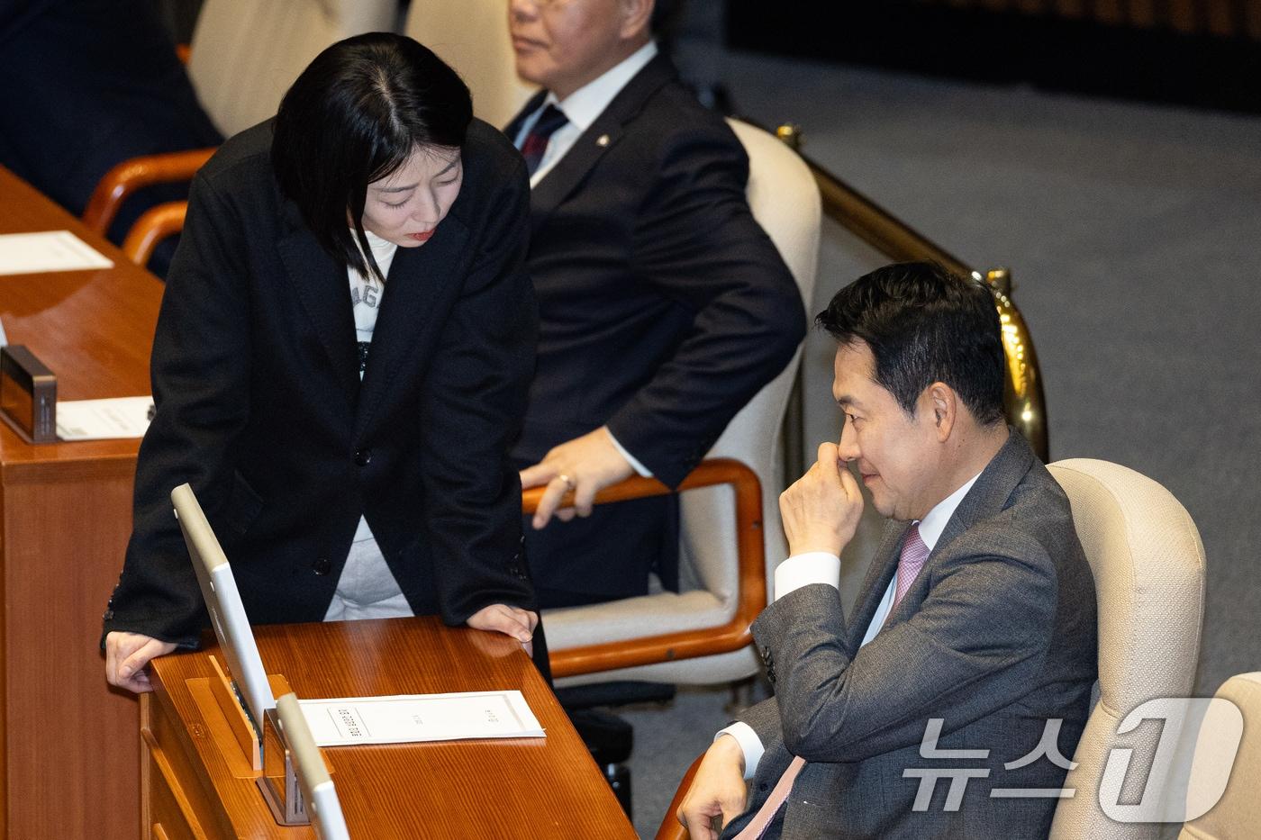 본문 이미지 - 장동혁 국민의힘 대표와 배현진 의원이 9일 서울 여의도 국회에서 열린 제432회 국회(임시회) 제4차 본회의에서 대화하고 있다. 2026.2.9 ⓒ 뉴스1 유승관 기자
