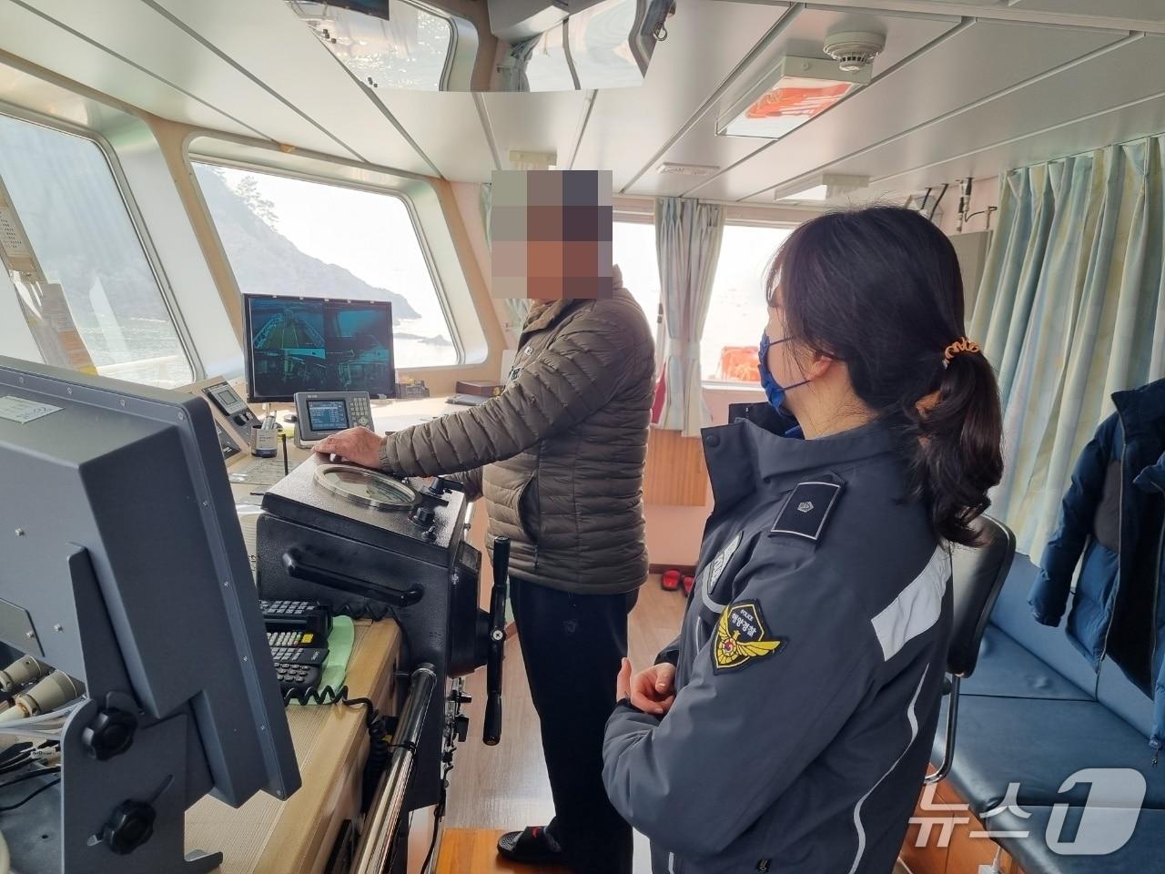 본문 이미지 - 군산해경이 여객선 선장에게 안전운항 당부사항을 전달하고 있다.(군산해경 제공. 재판매 및 DB금지)