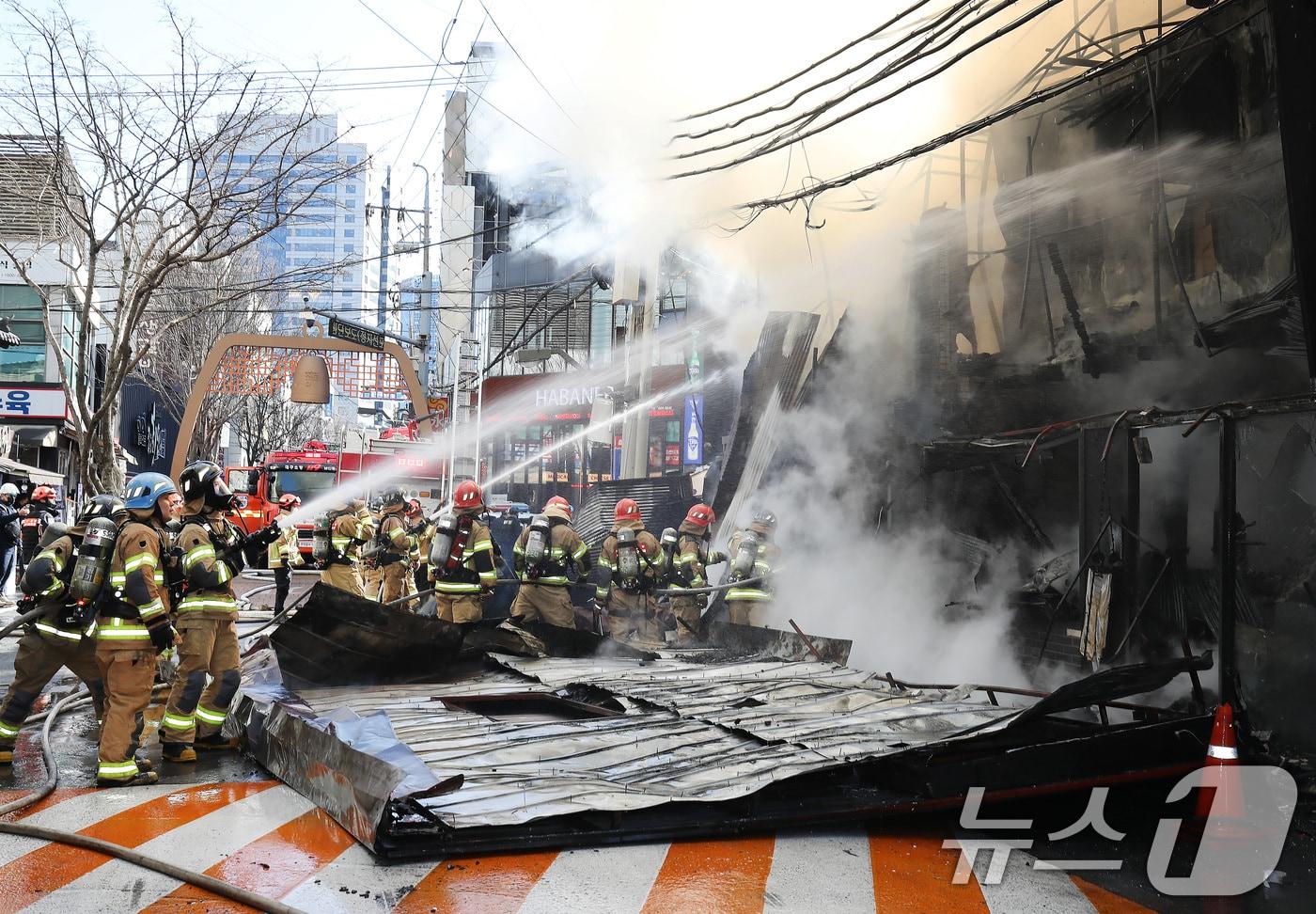 본문 이미지 - 9일 오후 2시쯤 대구 중구 종로의 한 음식점 건물에서 원인을 알 수 없는 불이 나 출동한 소방관들이 화재를 진압하고 있다. 2026.2.9 ⓒ 뉴스1 공정식 기자
