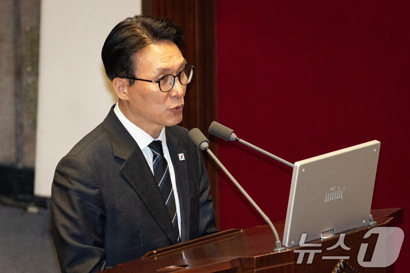 본문 이미지 - 김민석 국무총리가 9일 서울 여의도 국회에서 열린 제432회 국회(임시회) 제4차 본회의에서 윤후덕 더불어민주당 의원의 정치·외교·통일·안보에 관한 질문에 답하고 있다. 2026.2.9 ⓒ 뉴스1 유승관 기자