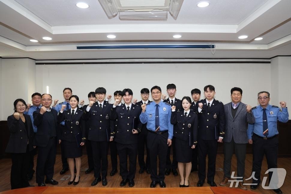본문 이미지 - 9일 완도해양경찰은 신임 경찰관 12명에 대한 신임 전입식 후 기념사진을 남기고 있다. (완도해경 제공. 재판매 및 DB 금지)