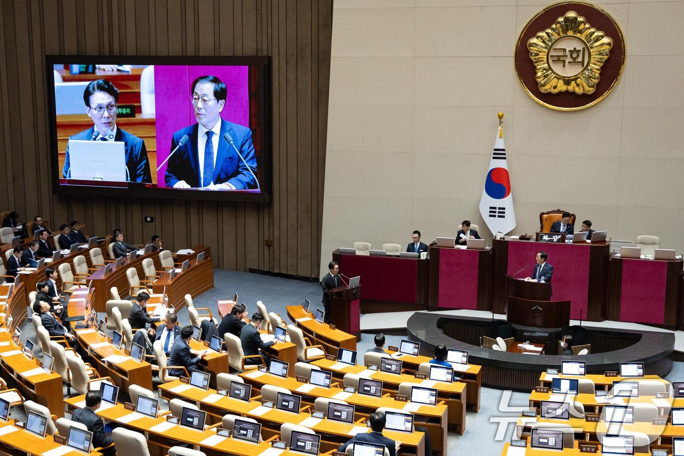 본문 이미지 - 김민석 국무총리가 9일 서울 여의도 국회에서 열린 제432회 국회(임시회) 제4차 본회의에서 윤후덕 더불어민주당 의원의 정치·외교·통일·안보에 관한 질문에 답하고 있다. 2026.2.9 ⓒ 뉴스1 유승관 기자