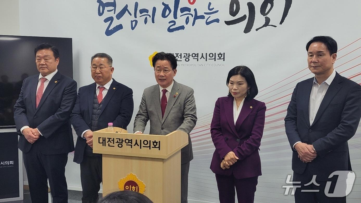 본문 이미지 - 대전시의회 이재경 대전충남행정통합특별위원장이 9일 오후 시의회 기자실에서 민주당 법안을 비판하고 있다. 박종명 기자 /뉴스1