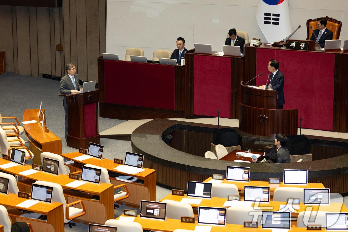 본문 이미지 - 조현 외교부 장관이 9일 서울 여의도 국회에서 열린 제432회 국회(임시회) 제4차 본회의에서 윤후덕 더불어민주당 의원의 정치·외교·통일·안보에 관한 질문에 답하고 있다. 2026.2.9 ⓒ 뉴스1 유승관 기자