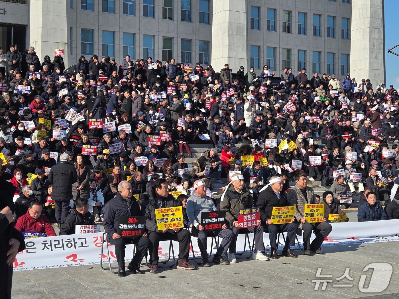 본문 이미지 - 김진태 경기도지사가 9일 국회 본청 앞에서 '강원특별법 3차 개정안' 통과를 위한 삭발 시위를 벌이고 있다. 2026.2.9 ⓒ 뉴스1 손승환 기자