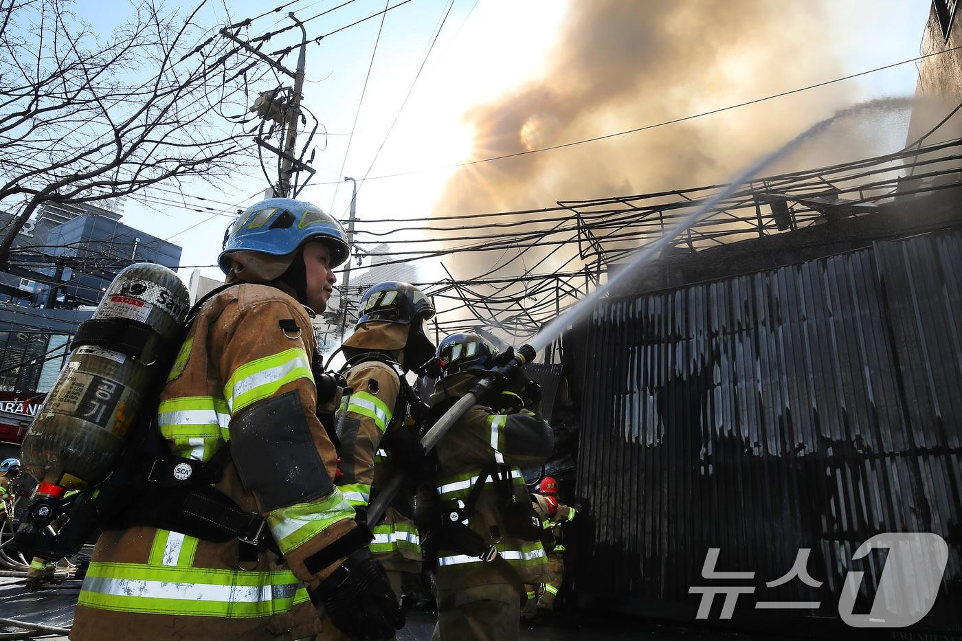 본문 이미지 - 9일 오후 2시쯤 대구 중구 종로의 한 음식점 건물에서 원인을 알 수 없는 불이 나 출동한 소방관들이 화재를 진압하고 있다. 2026.2.9 ⓒ 뉴스1 공정식 기자