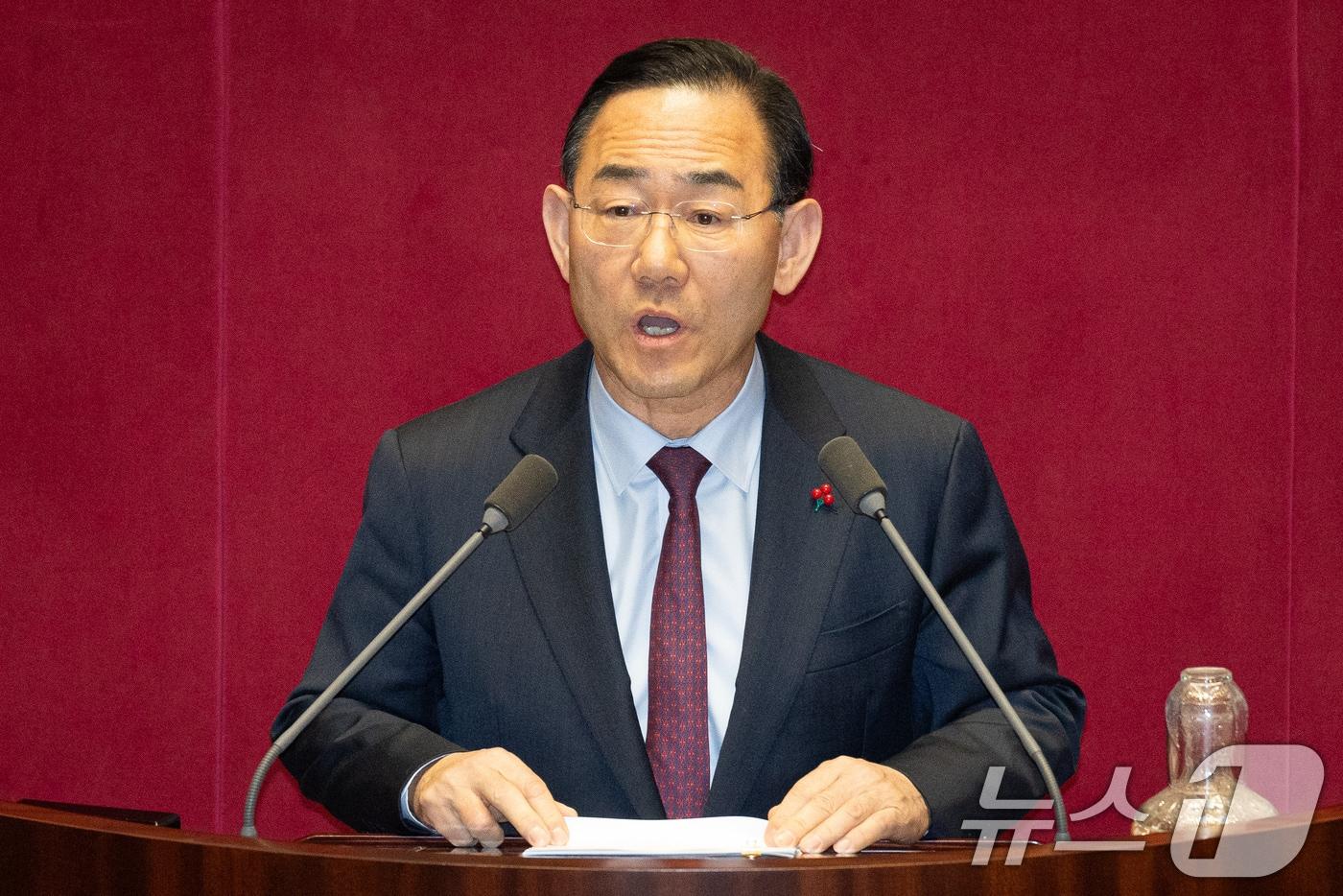 본문 이미지 - 주호영 국회부의장이 9일 서울 여의도 국회에서 열린 제432회 국회(임시회) 제4차 본회의에서 김민석 국무총리에게 정치·외교·통일·안보에 관한 질문을 하고 있다. 2026.2.9 ⓒ 뉴스1 유승관 기자