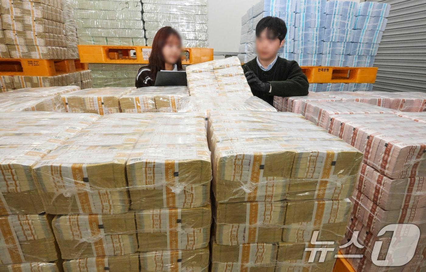 본문 이미지 - 민족 대명절 설을 일주일여 앞둔 9일 경기 수원시 영통구 한국은행 경기본부에서 직원들이 지역 시중은행으로 공급될 설 자금 방출 작업을 하고 있다. (공동취재) 2026.2.9 ⓒ 뉴스1 김영운 기자