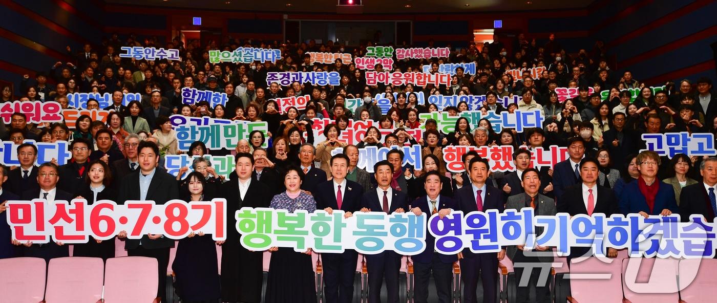 본문 이미지 - 이강덕 경북 포항시장의 퇴임식이 9일 시청 대잠홀에서 열렸다. 퇴임식에 참석한 내빈과 시민, 공무원들이 퍼포먼스로 환송하고 있다. 이 시장은 오는 6월 3일 지방선거 경북도지사에 출마하기 위해 이날 퇴임했다.2026.2.9 ⓒ 뉴스1 최창호 기자