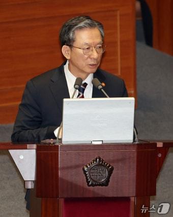 본문 이미지 - 9일 서울 여의도 국회에서 열린 제432회국회(임시회) 제4차 본회의 정치·외교·통일·안보에 관한 대정부 질문에서 정성호 법무부 장관이 질의에 답변하고 있다. 2026.2.9 ⓒ 뉴스1 이승배 기자