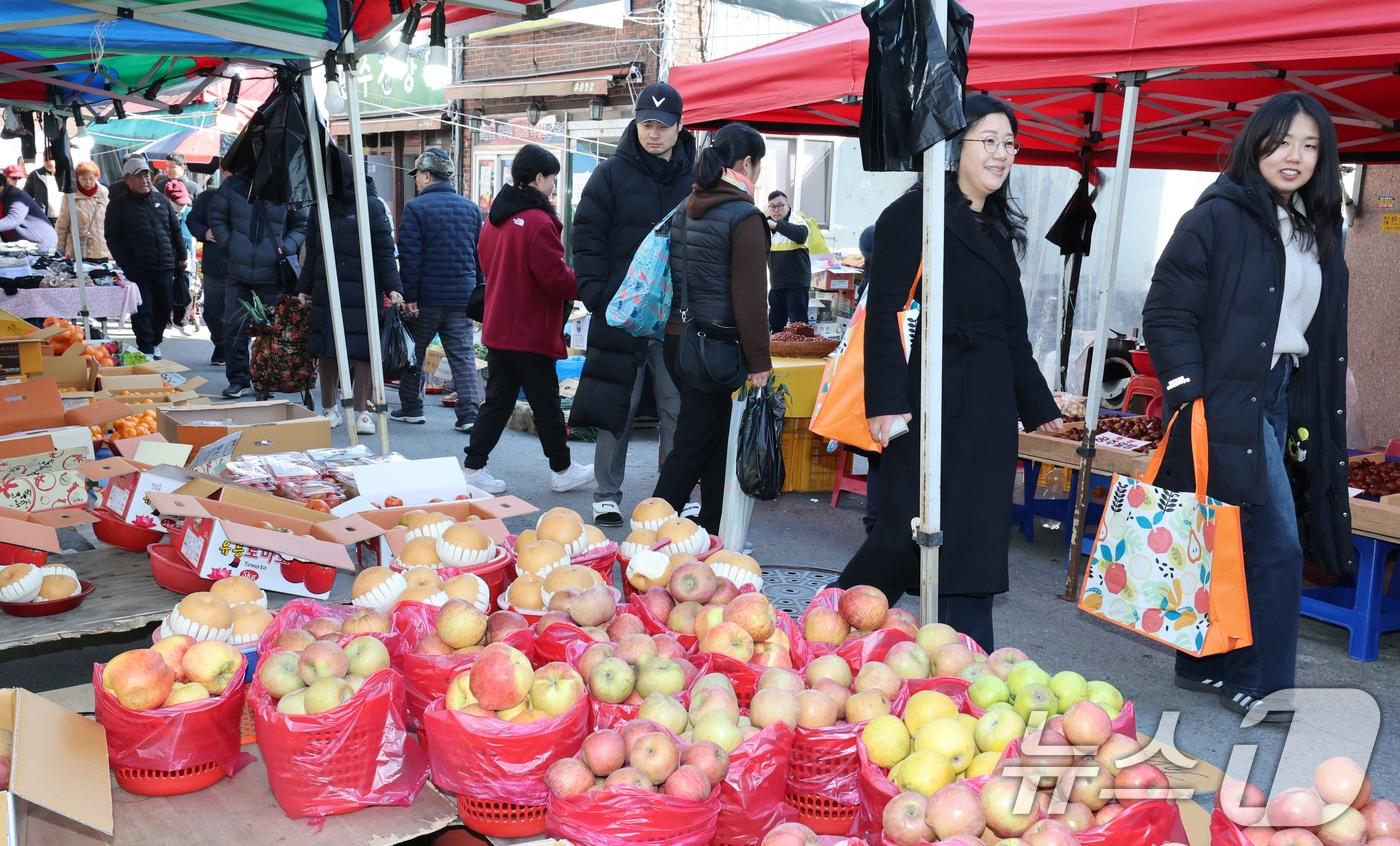 본문 이미지 - 설 명절을 앞두고 유성구 직원들이 유성시장에서 전통시장 이용 활성화를 위한 장보기 행사를 하고 있다. 2026.2.9 ⓒ 뉴스1 김기태 기자