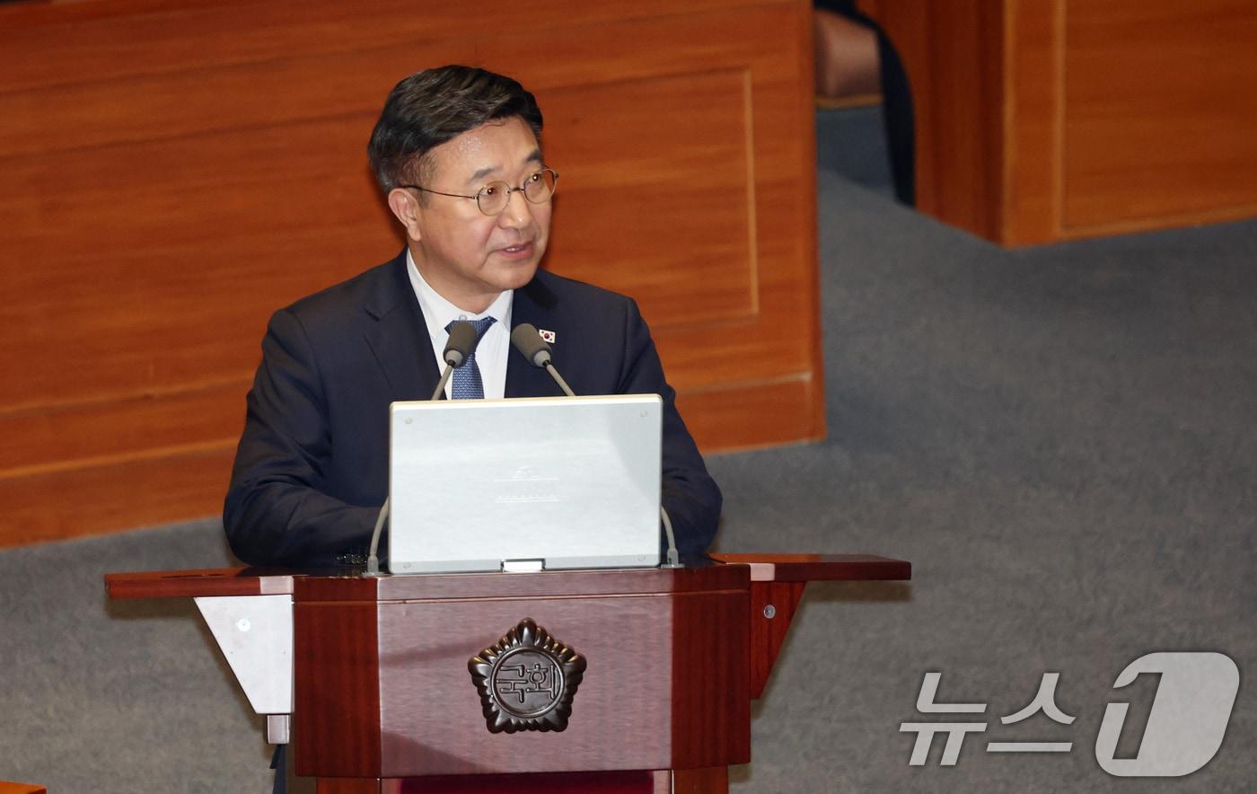 본문 이미지 - 9일 서울 여의도 국회에서 열린 제432회국회(임시회) 제4차 본회의 정치·외교·통일·안보에 관한 대정부 질문에서 윤호중 행정안전부 장관이 질의에 답변하고 있다. 2026.2.9 ⓒ 뉴스1 이승배 기자