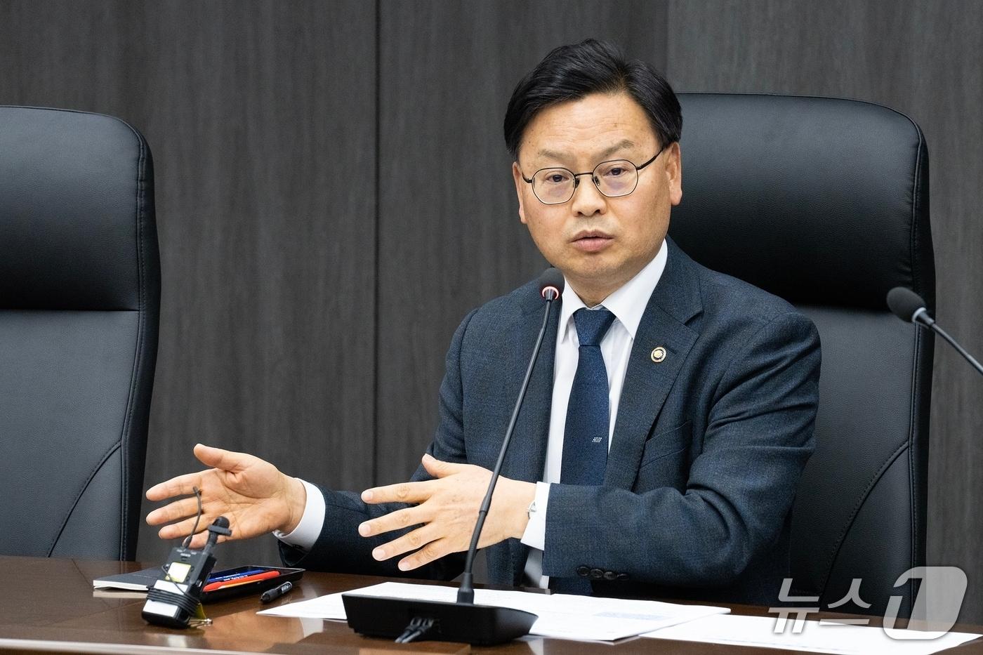 본문 이미지 - 김성범 해양수산부 장관 직무대행이 9일 수산물 수급·물가 TF회의를 개최하고 있다.(해양수산부 제공)