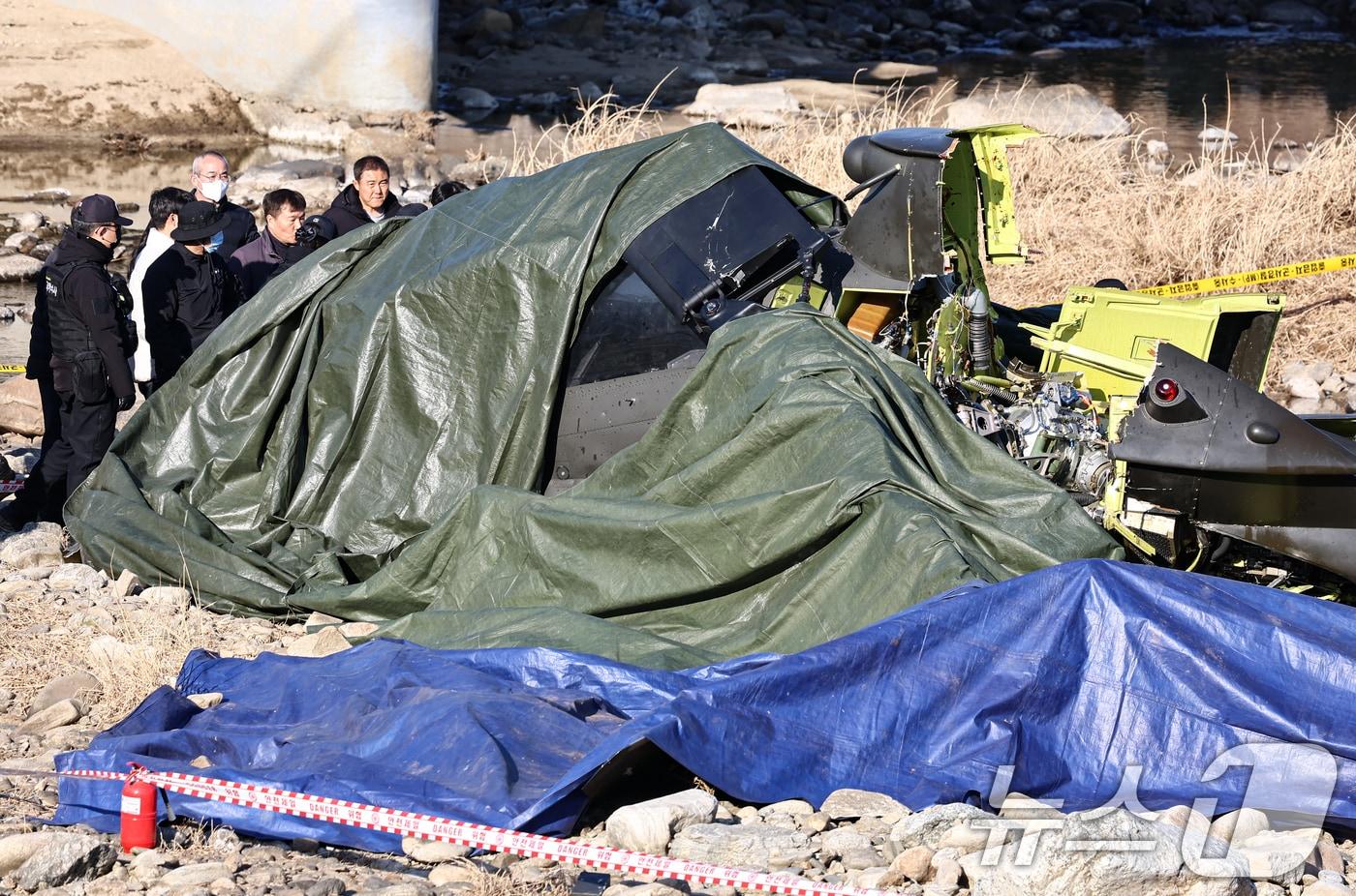 본문 이미지 - 9일 경기 가평군 조정면 현리 군 헬기(코브라 AH-1S)가 추락해 현장에서 관계자들이 사고를 수습하고 있다. 2026.2.9 ⓒ 뉴스1 김도우 기자