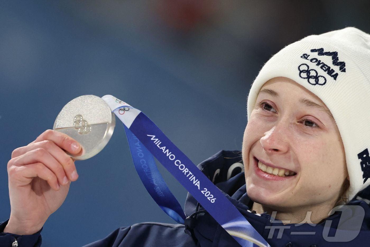 본문 이미지 - 슬로베니아의 니카 프레브츠가 7일(현지시각) 2026 밀라노·코르티나담페초 동계올림픽 스키점프 여자 노멀힐 개인전 시상대에서 축하하고 있다.  ⓒ AFP=뉴스1