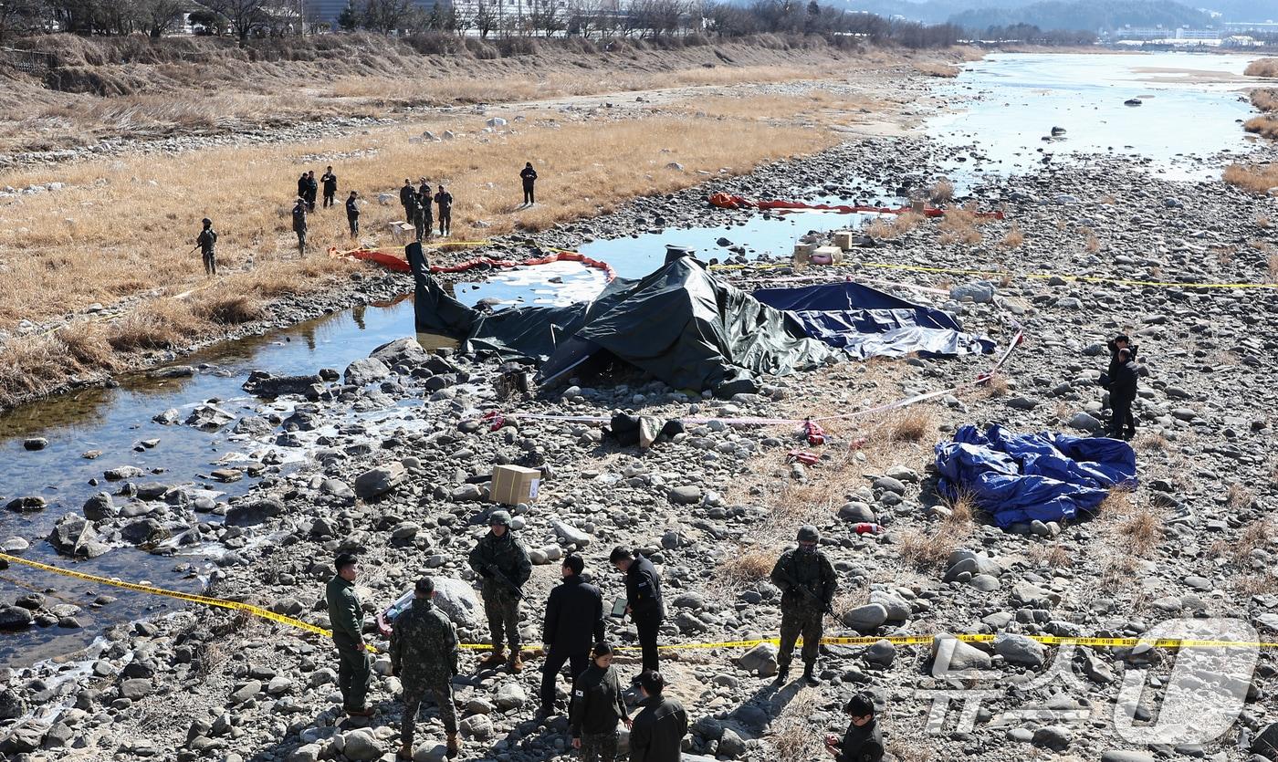 본문 이미지 - 9일 경기 가평군 조정면 현리 군 헬기(코브라 AH-1S)가 추락해 현장에서 관계자들이 사고를 수습하고 있다. 2026.2.9 ⓒ 뉴스1 김도우 기자