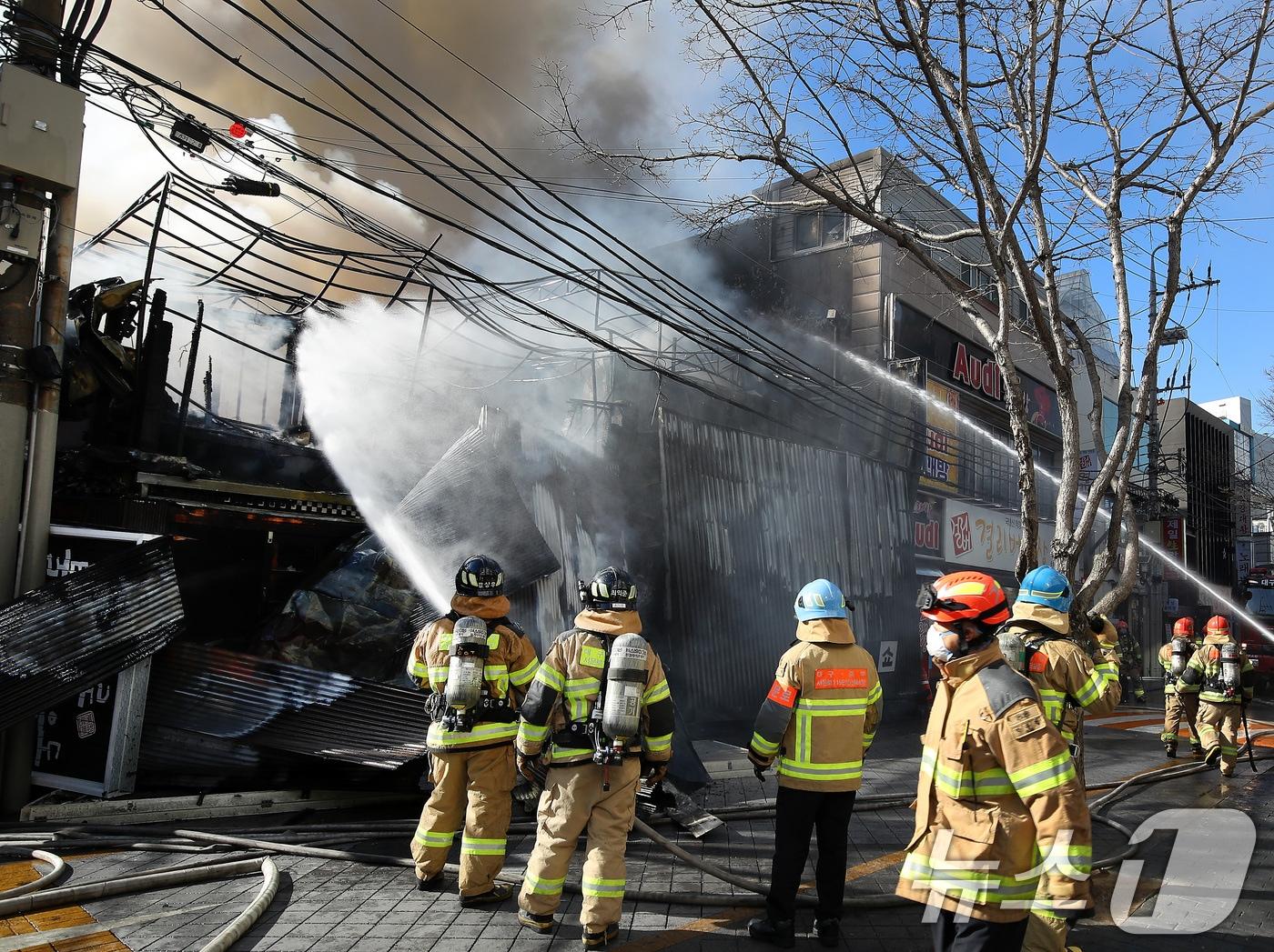 본문 이미지 - 9일 오후 2시쯤 대구 중구 종로의 한 음식점 건물에서 원인을 알 수 없는 불이 나 출동한 소방관들이 화재를 진압하고 있다. 2026.2.9 ⓒ 뉴스1 공정식 기자