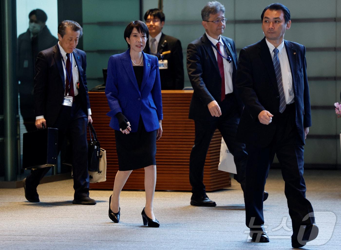 본문 이미지 - 8일 치러진 중의원 선거에서 역사적인 압승을 거둔 다카이치 사나에 일본 총리가 9일 도쿄의 총리 관저에 들어서고 있다. 2026.02.09 ⓒ 로이터=뉴스1