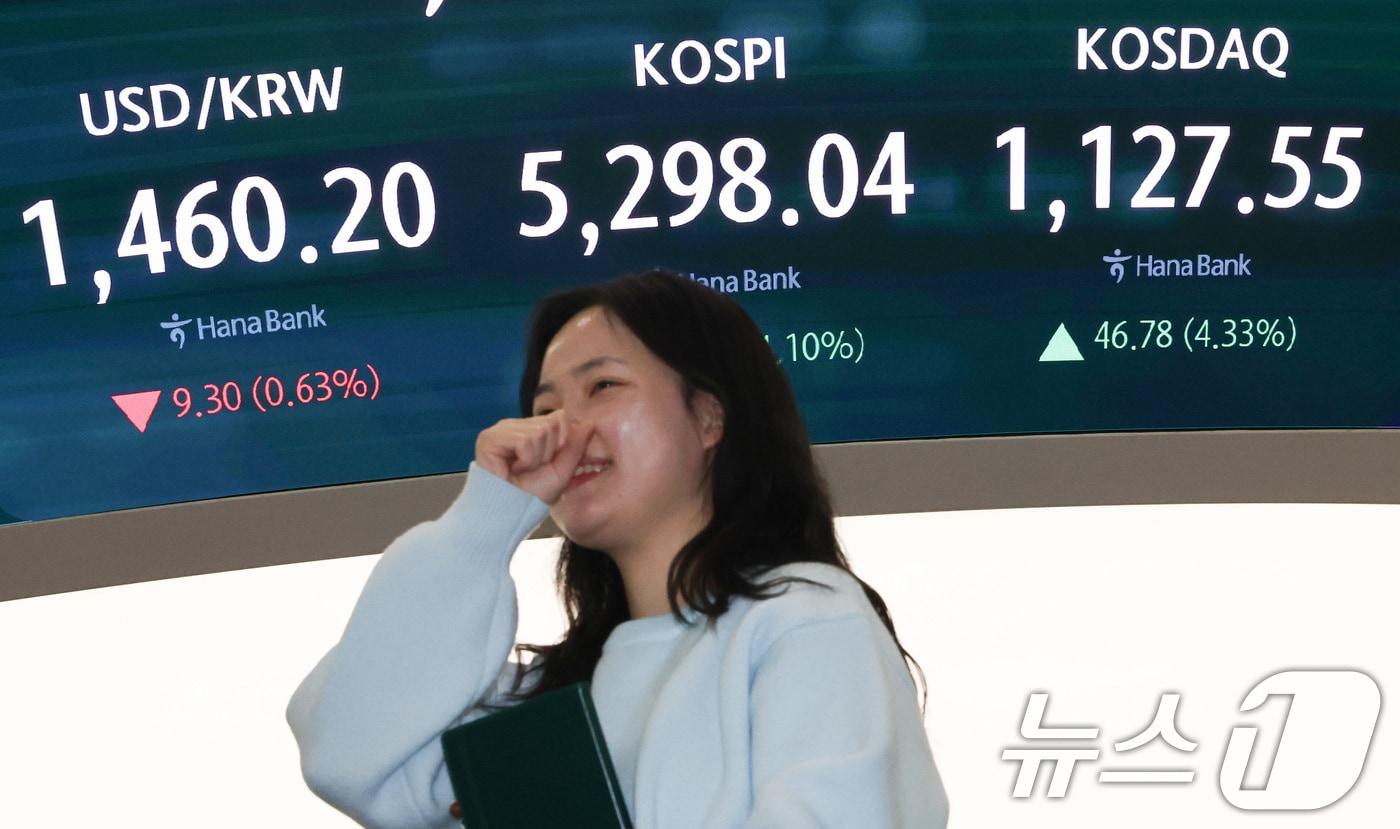 본문 이미지 - 9일 서울 중구 하나은행 본점 딜링룸 전광판에 코스피 종가가 표시되어 있다. 이날 코스피는 전 거래일 대비 208.90포인트(4.10%) 오른 5298.04, 코스닥은 전 거래일 대비 46.78포인트(4.33%)상승한 1127.55로 장을 마쳤다. 2026.2.9 ⓒ 뉴스1 최지환 기자