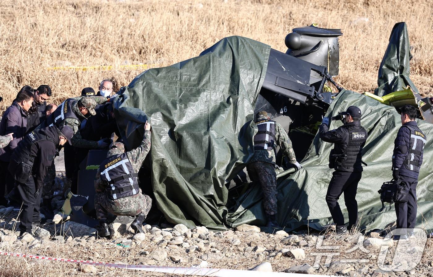 본문 이미지 - 9일 경기 가평군 조정면 현리 군 헬기(코브라 AH-1S)가 추락해 현장에서 관계자들이 사고를 수습하고 있다. 2026.2.9 ⓒ 뉴스1 김도우 기자
