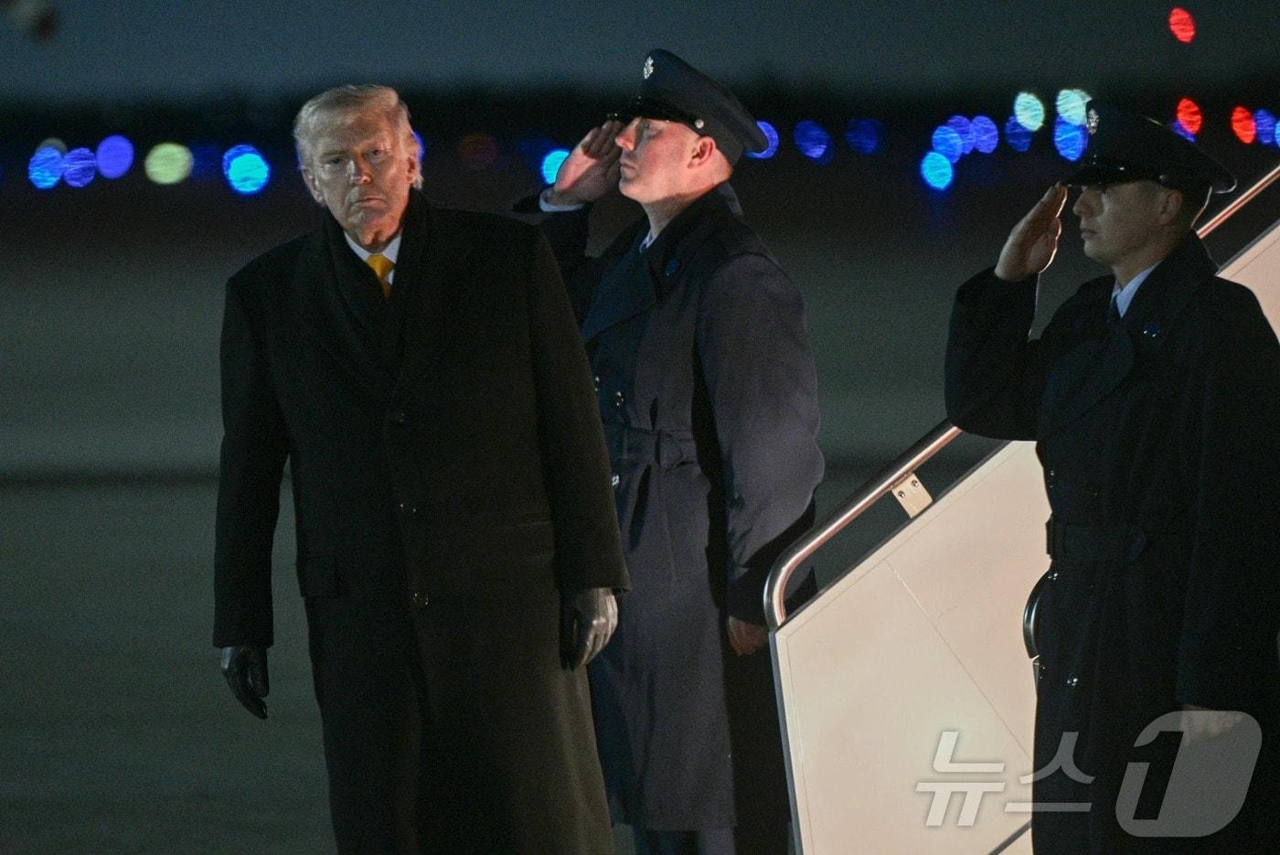 본문 이미지 - 도널드 트럼프 미국 대통령이 8일(현지시간) 메릴랜드주 앤드류스 합동기지에 도착해 마라라고 별장에서 돌아온 후 에어포스 원에서 내리고 있다. 2026.02.08. ⓒ AFP=뉴스1