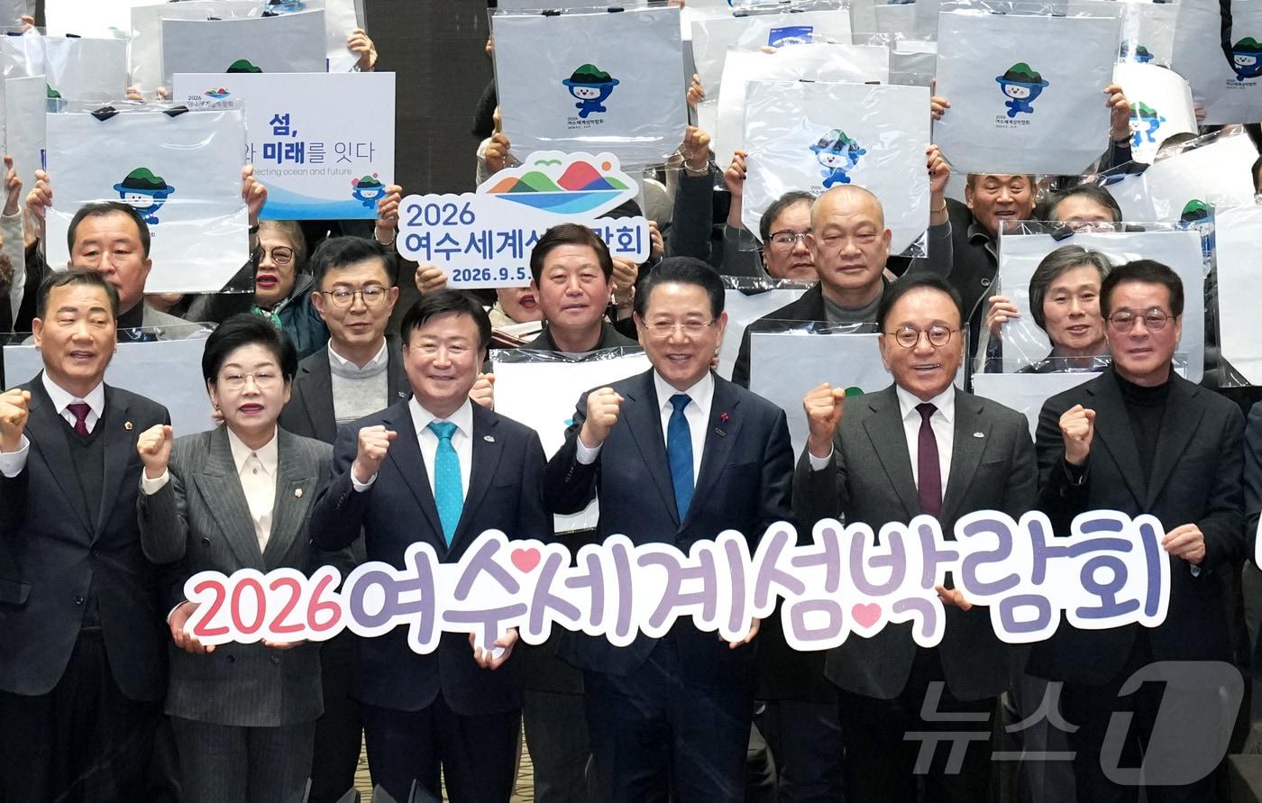 본문 이미지 - 김영록 전라남도지사가 9일 여수 소노캄에서 열린 ‘2026여수세계섬박람회 도민보고회’에서 참석자들과 기념촬영을 하고 있다.(전남도 제공. 재판매 및 DB금지) 2026.2.9 ⓒ 뉴스1DB