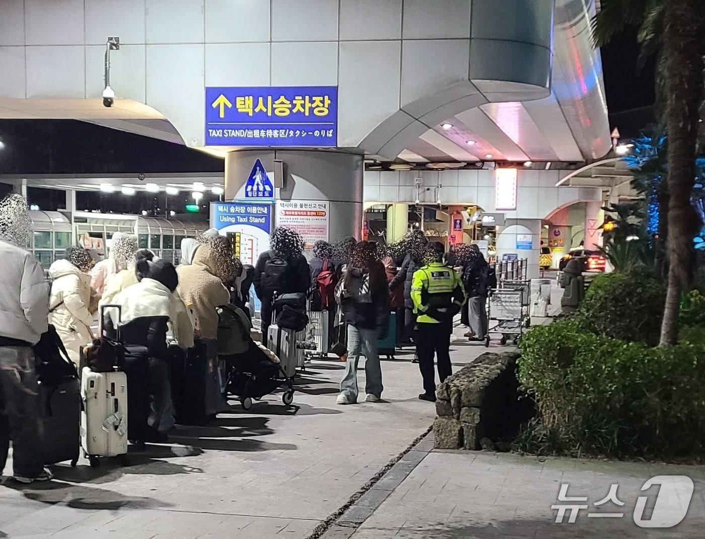 본문 이미지 - 택시 기다리는 승객들(제주경찰 제공. 재판매 및 DB금지)/뉴스1