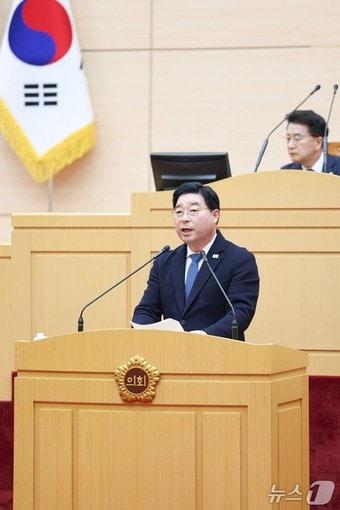 본문 이미지 - 신민호 의원이 9일 본회의장에서 건의안 제안설명을 하고 있다.(전남도의회 제공, 재판매 및 DB금지)/뉴스1 