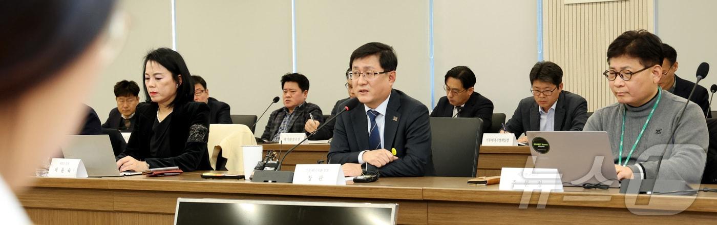 본문 이미지 - 김성환 기후에너지환경부 장관이 세종시 정부세종청사에서 열린 출입기자단 감담회에 참석하여 발언하고 있다. 2026.2.10 ⓒ 뉴스1 김기남 기자