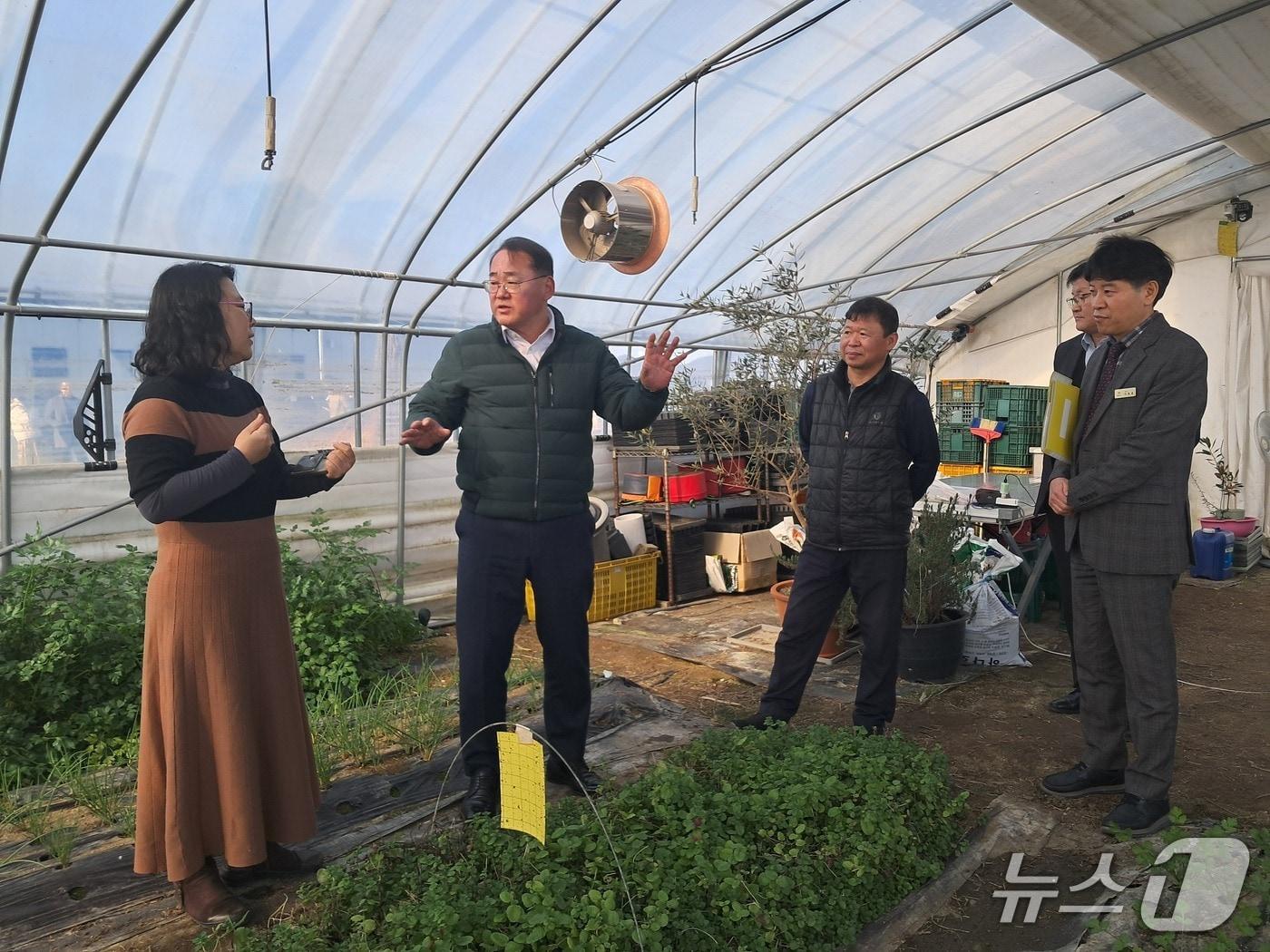 본문 이미지 - 9일 전북 완주군 봉동읍 소재 농업회사법인 (주)그라스팜을 찾은 김종훈 도 경제부지사가 농촌돌봄농장 현장의 애로사항을 청취하고 있다.(전북도 제공. 재판매 및 DB금지)/뉴스1 