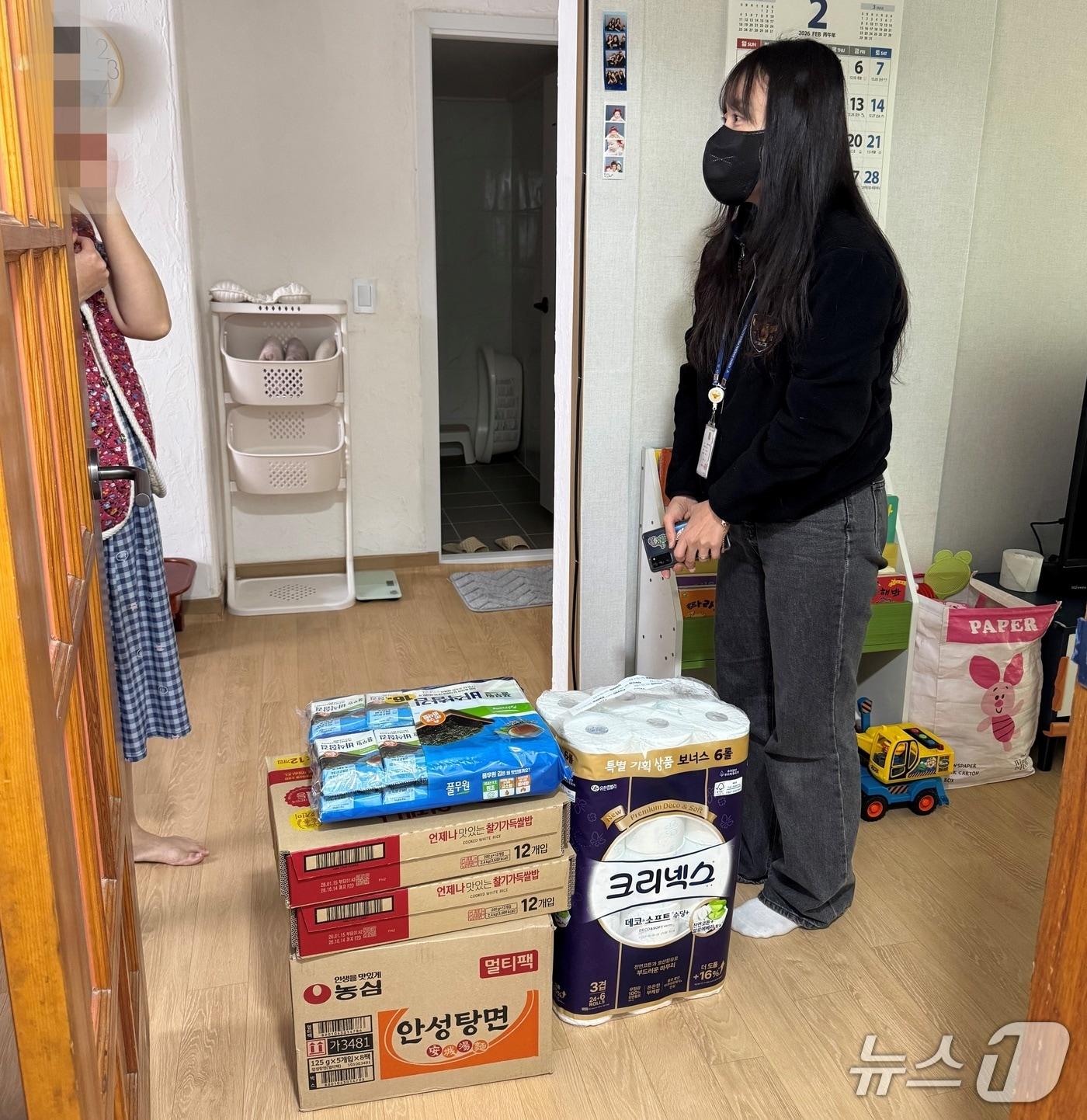 본문 이미지 -  충주경찰서 관계성 범죄 가정 방문.(충주경찰서 제공. 재판매 및 DB금지)/뉴스1