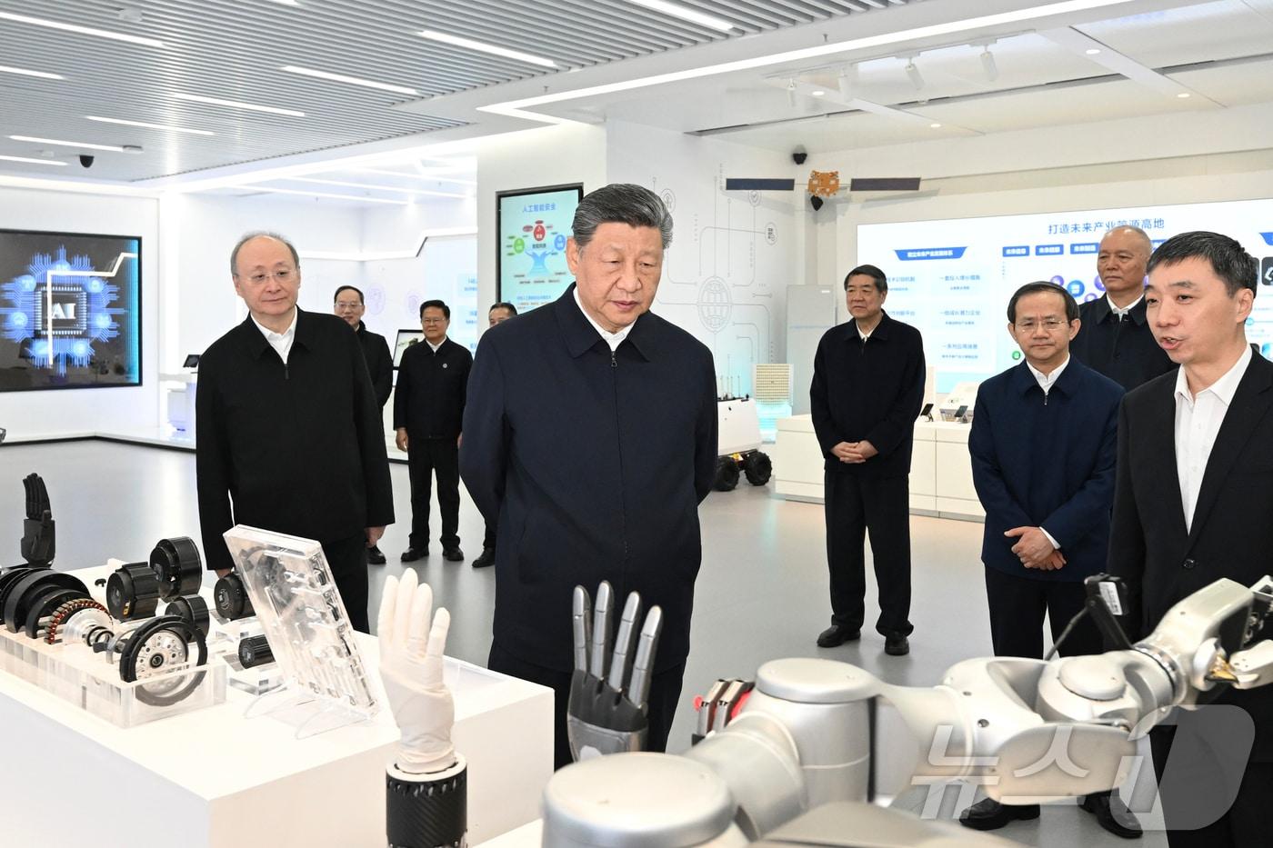 본문 이미지 - 시진핑 중국 국가주석이 9일 오전 베이징 이좡 경제기술개발구에 소재한 IT 응용혁신단지인 '국가신창원(國家信創園)'을 방문해 로봇 기술을 살펴보고 있다. ⓒ 신화=뉴스1