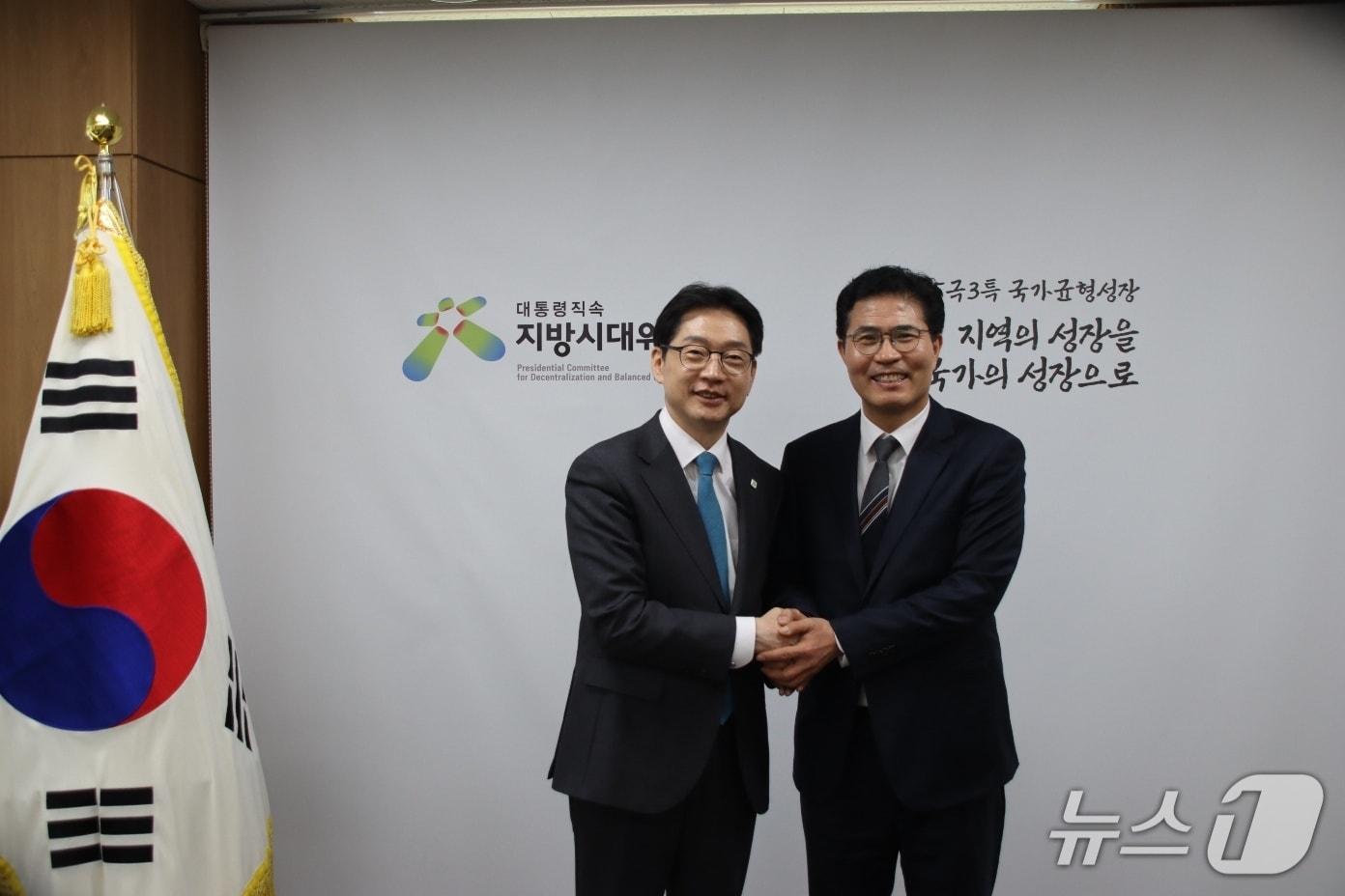 본문 이미지 - 이원택 의원이 9일 김경수 지방시대위원장과 면담을 갖고 삼성반도체 양산형 실증공장 전북 유치을 요청했다.(이원택 의원실 제공. 재판매 및 DB 금지)