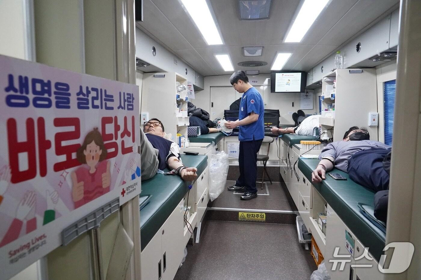 본문 이미지 - 산림청 직원들이 헌혈 행사에 참여하고 있다. (산림청 제공.재판매 및 DB금지)/뉴스1
