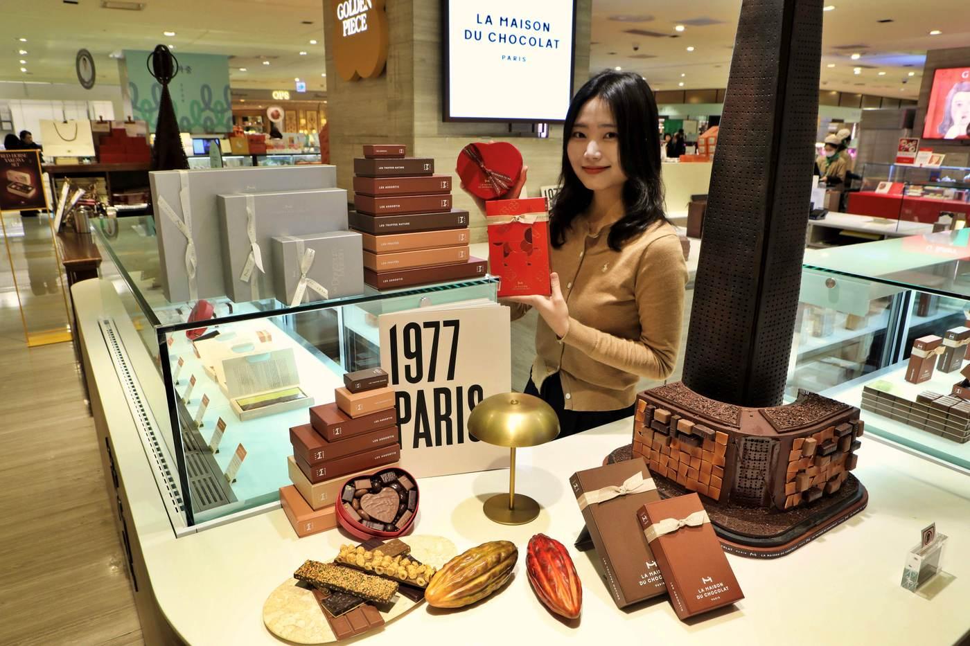 본문 이미지 - 롯데백화점 본점 지하 1층 라메종뒤쇼콜라 매장에서 모델이 초콜릿 선물세트를 홍보하고 있다.(롯데백화점 제공)