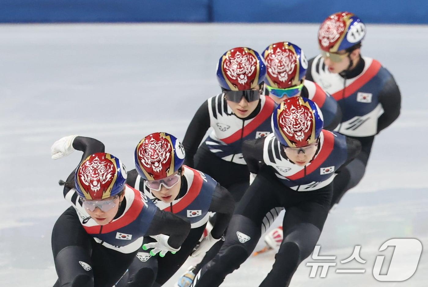 본문 이미지 - 쇼트트랙 대표팀이 9일(현지시간) 이탈리아 밀라노 아이스 스케이팅 아레나에서 훈련을 하고 있다. 2026.2.9 ⓒ 뉴스1 김진환 기자