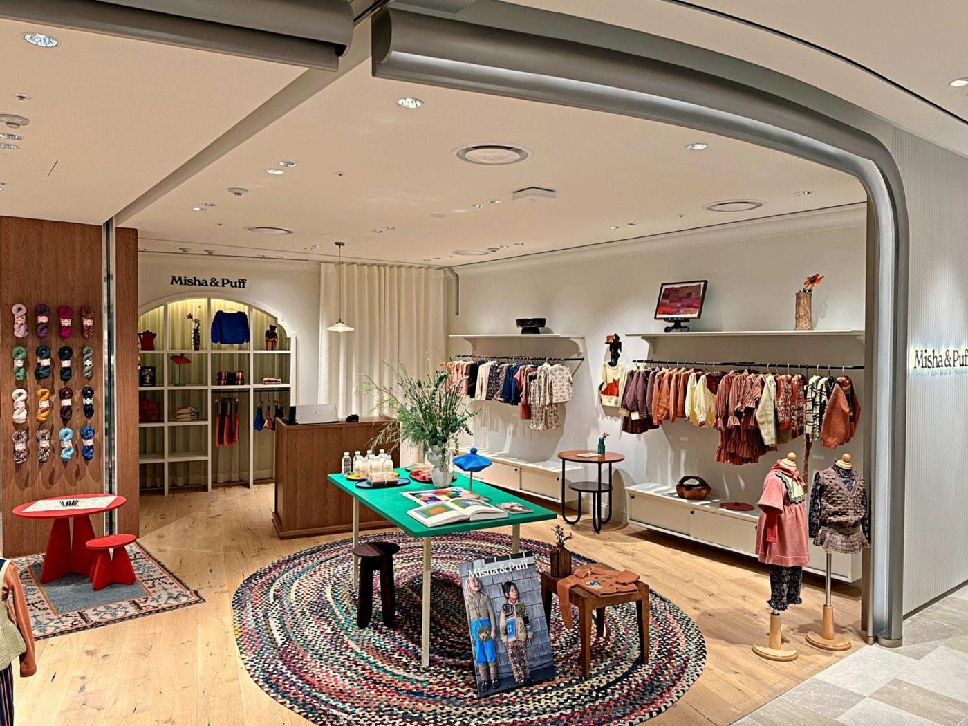 본문 이미지 - 지난해 8월 롯데백화점 본점에 첫 개점한 미국 프리미엄 키즈 브랜드 '미샤앤퍼프' 매장 현장(롯데백화점 제공)
