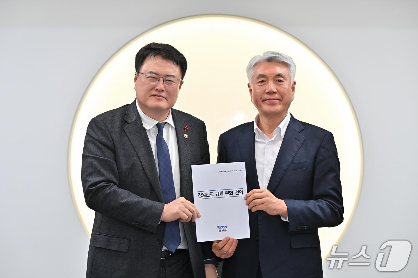 본문 이미지 - 최승준 강원 정선군수(오른쪽)가 9일 문화체육관광부를 방문해 김대현 문화체육관광부 제2차관과 면담을 갖고, 강원랜드 규제 완화와 글로벌 복합리조트로의 도약을 위한 정부 차원의 적극적인 지원을 요청했다. (정선군 제공. 재판매 및 DB금지) 2026.2.9/뉴스1