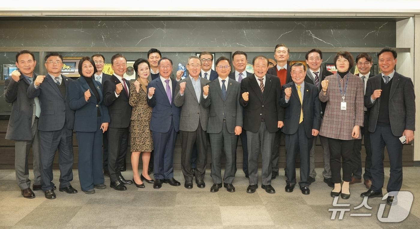 본문 이미지 - 9일 부산상의 회장단이 해양수산부를 예방한 자리에 참석한 양 기관 관계자들이 기념촬영을 하는 모습 (부산상의 제공. 재판매 및 DB금지)