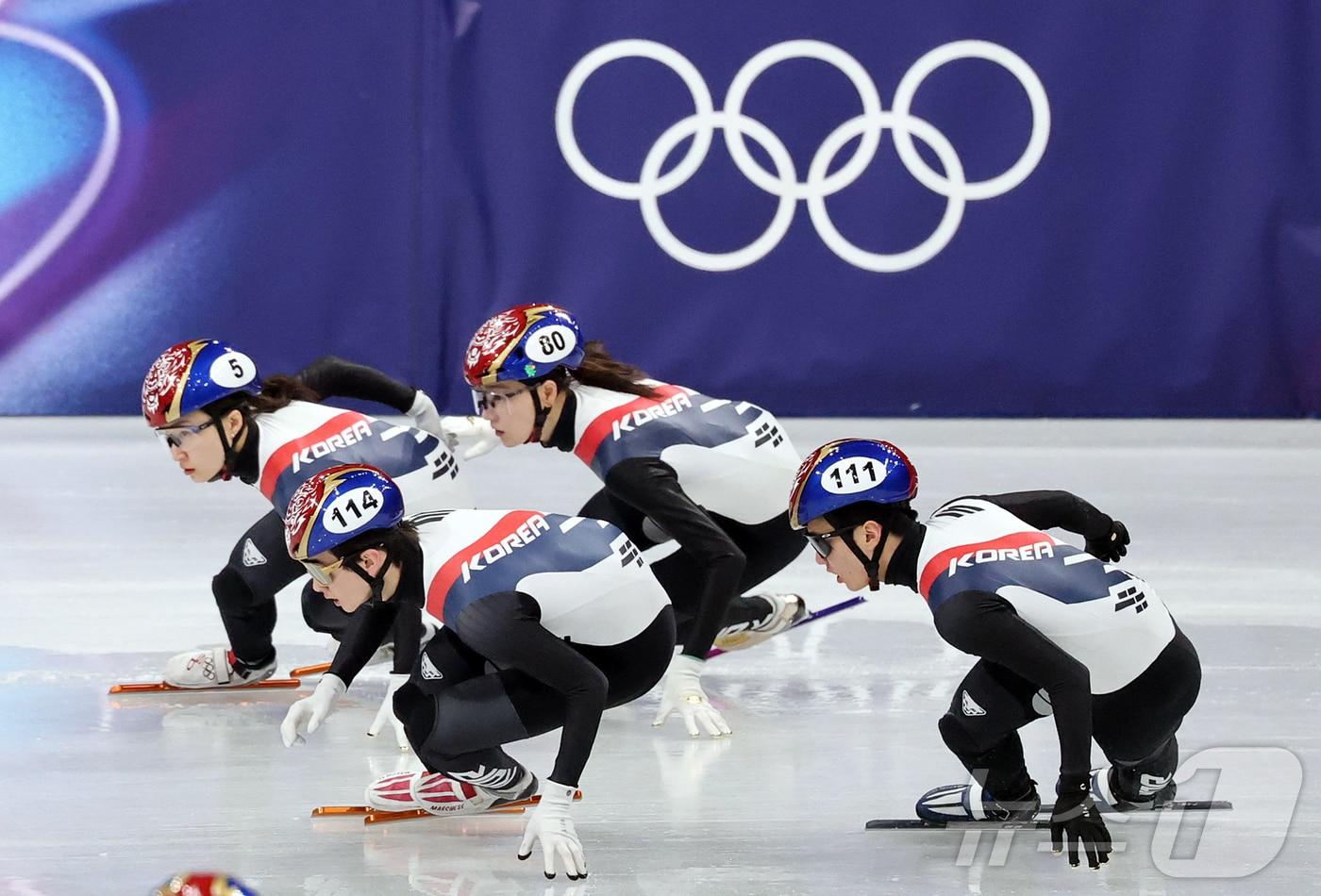 본문 이미지 - 쇼트트랙 대표팀 선수들이 9일(현지시간) 이탈리아 밀라노 아이스 스케이팅 아레나에서 혼성계주 훈련을 하고 있다. 2026.2.9 ⓒ 뉴스1 김진환 기자
