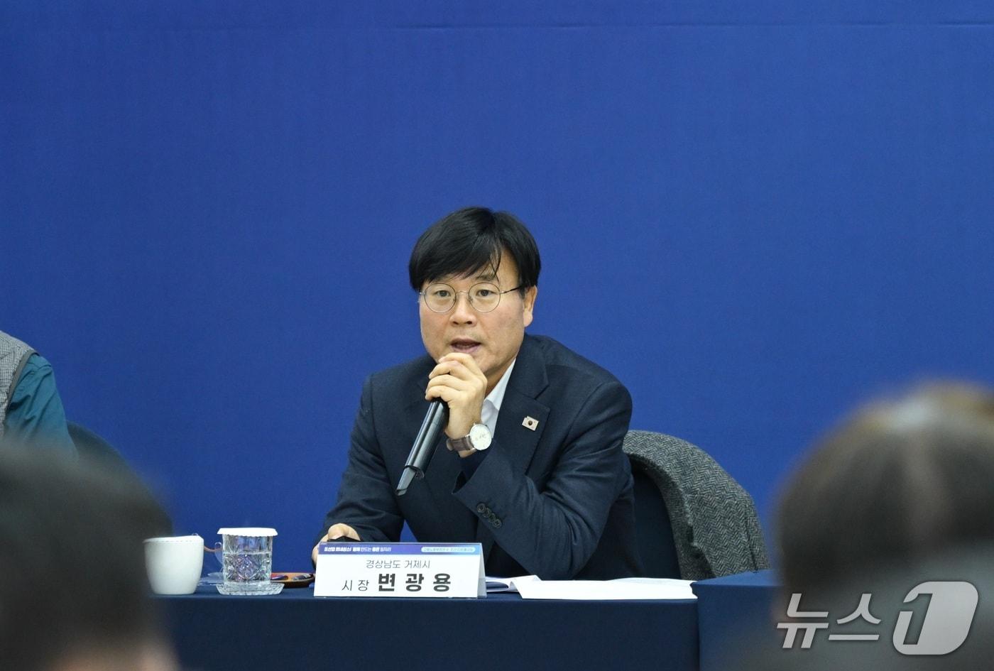 본문 이미지 - 9일 울산 동구청 대강당에서 열린 조선업 타운홀미팅에서 변광용 시장이 조선업과 관련한 핵심 현안을 설명하고 있다.(거제시 제공. 재판매 및 DB금지)