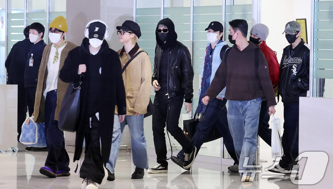 본문 이미지 - 그룹 방탄소년단(BTS) RM, 제이홉, 슈가, 정국, 지민, 진, 뷔가 해외 일정을 마치고 9일 오후 인천국제공항을 통해 귀국하고 있다. BTS는 다음 달 20일 정규 5집 '아리랑'(ARIRANG)을 발표하고 다음 날인 21일 광화문광장에서 컴백 공연을 선보일 예정이다. 2026.2.9 ⓒ 뉴스1 박지혜 기자