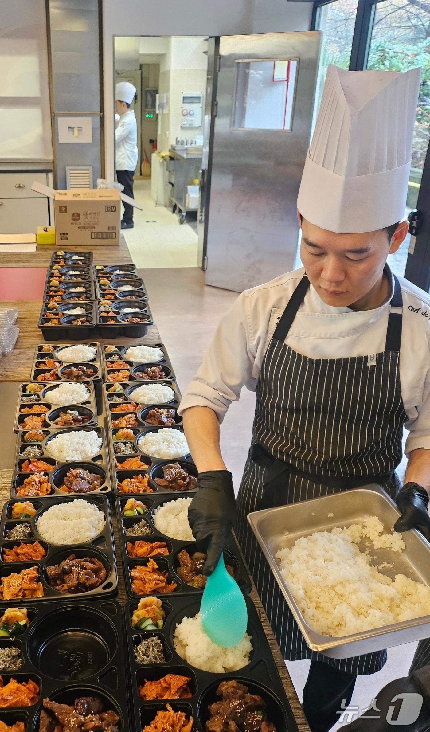 본문 이미지 - 9일(현지시간) 이탈리아 밀라노 급식지원센터에서 선수들의 도시락을 준비하고 있다. ⓒ News1 권혁준 기자