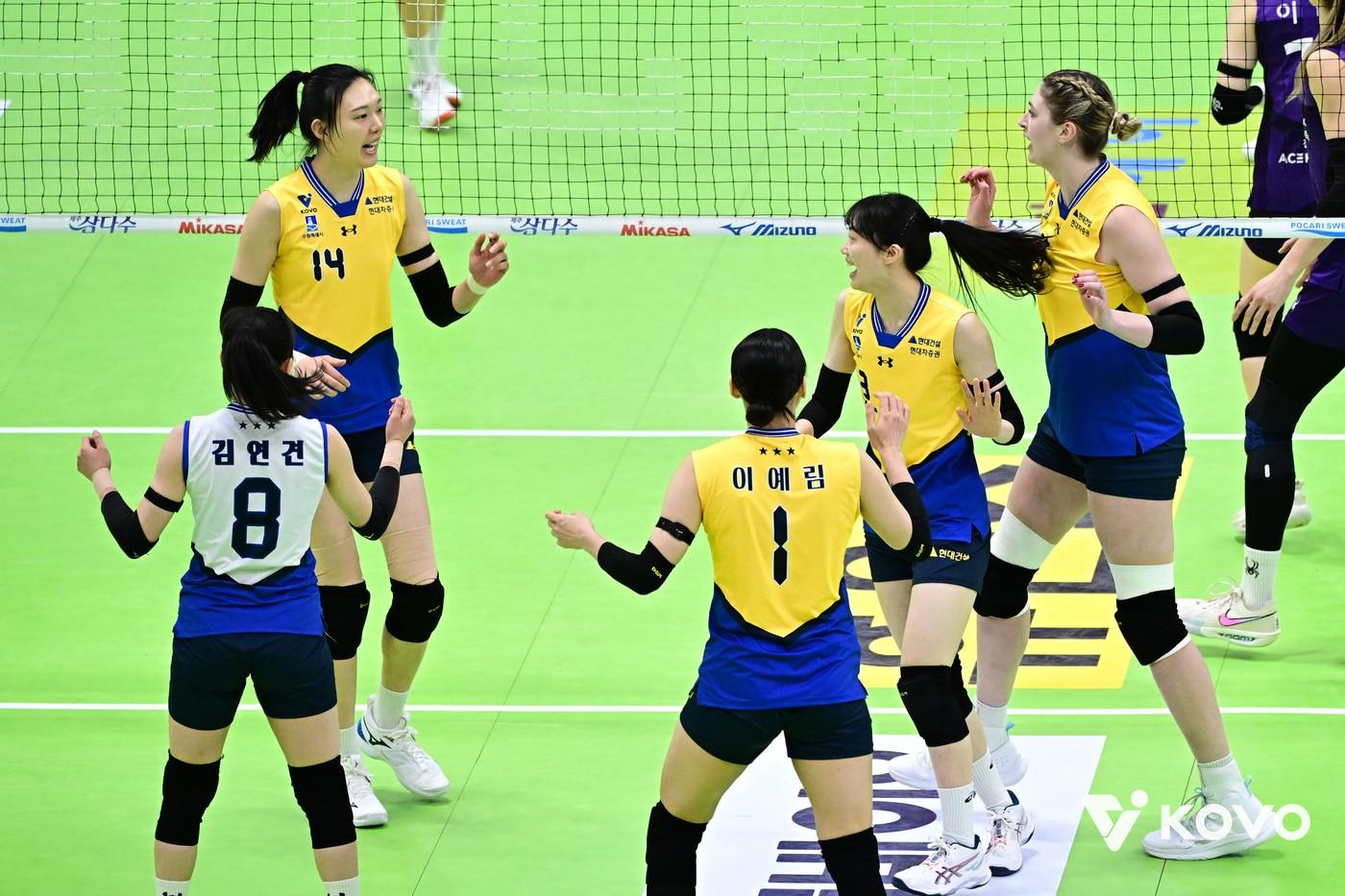 본문 이미지 - 현대건설이 9일 수원체육관에서 열린 흥국생명과 홈 경기에서 득점 후 기뻐하고 있다. (KOVO 제공)